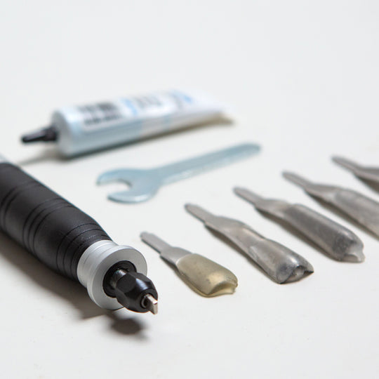 The $125 grafting kit add-on includes:  H.50 chisel handpiece provides hammering action not rotary chiseling. 5 piece chisel set includes 5 large chisels, chisel lubricant and wrench.